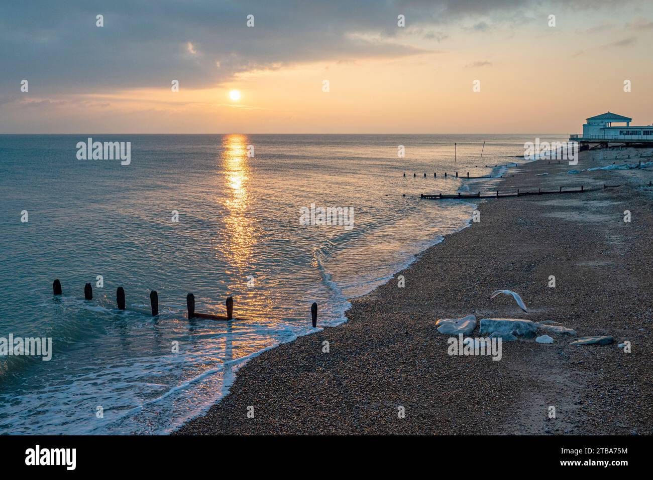 Ein Sonnenuntergang im frühen Winter über Worthing Lido und Strand - Worthing, West Sussex, Südengland, Großbritannien. Stockfoto