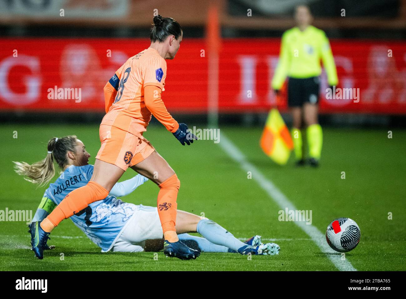 Tilburg, Niederlande. Dezember 2023. Die belgische Tessa Wullaert und die niederländische Sherida Spitse (Kapitänin) kämpfen um den Ball während eines Fußballspiels zwischen der belgischen Frauennationalmannschaft der Roten Flammen und den Niederlanden, dem Endspiel (6/6) in der Gruppe A1 des UEFA Women's Nations League 2023-2024, am Dienstag, den 05. Dezember 2023, in Tiblurg, Niederlande. BELGA FOTO JASPER JACOBS Credit: Belga News Agency/Alamy Live News Stockfoto