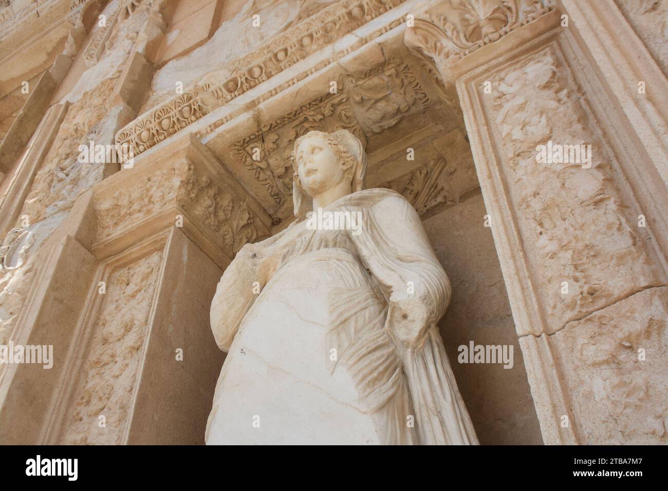 Statue von Arete, Bibliothek von Celsus, Ephesus, Seluk, Provinz İzmir, Türkei Stockfoto