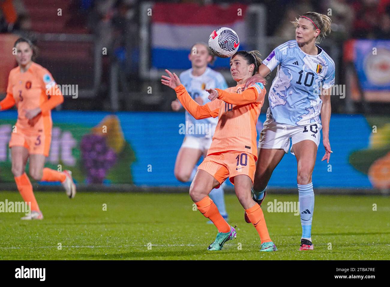 Tilburg, Niederlande. Dezember 2023. Danielle van de Donk (Niederlande) und Justine Vanhaevermaet (Belgien) führen den Ball beim Gruppenspiel der UEFA Women's Nations League - League A zwischen den niederländischen Frauen und den belgischen Frauen am 5. Dezember 2023 in Tilburg, Niederlande Credit: dpa/Alamy Live News Stockfoto