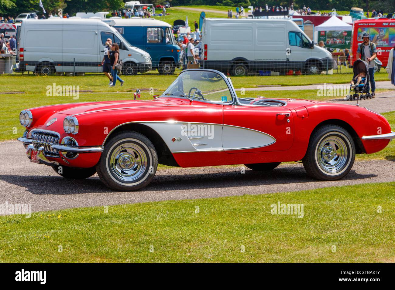 Rote und weiße Vintage chevrolet Corvette Chevy 1950er 1960er Jahre Seitenansicht Stockfoto
