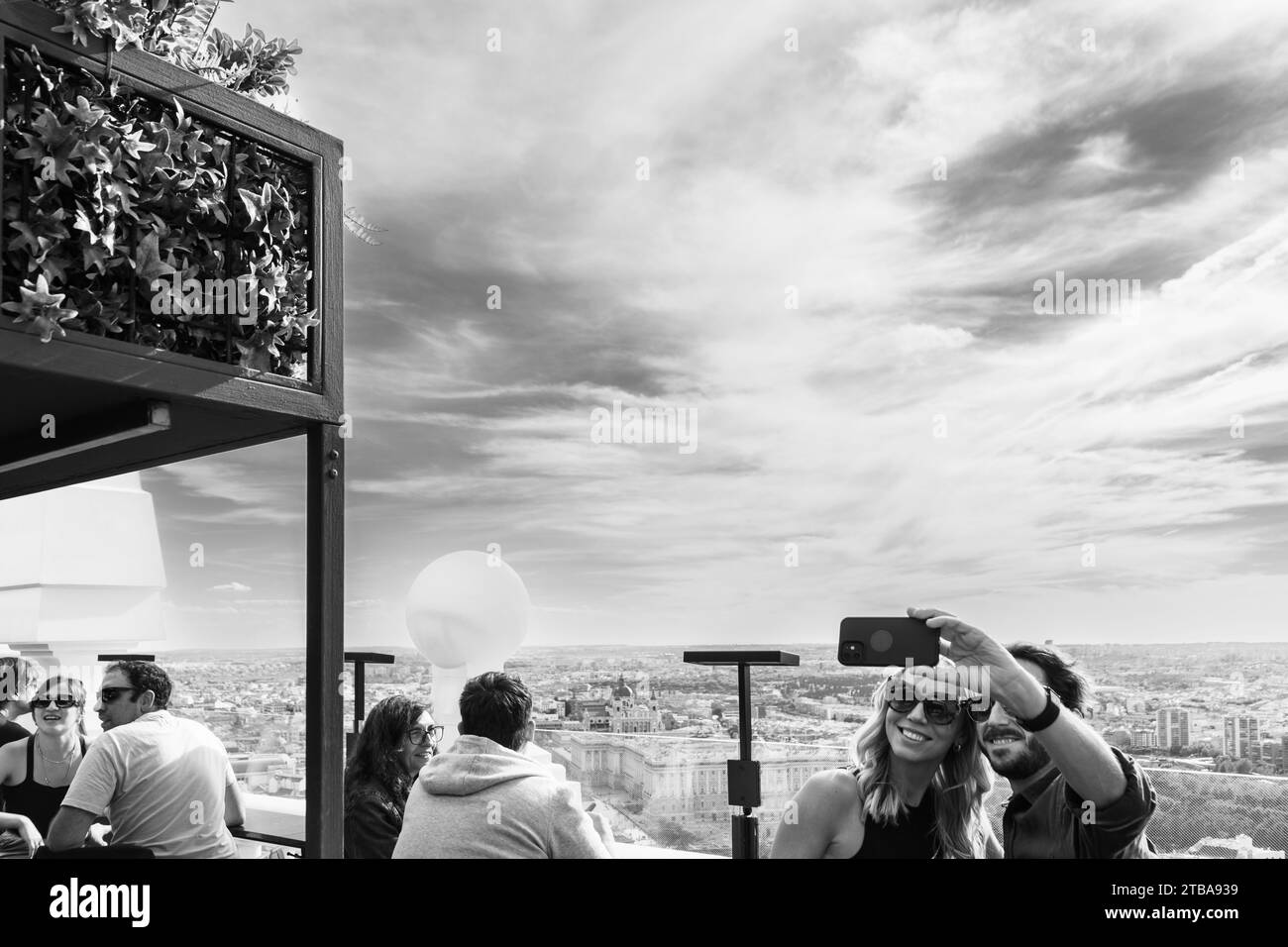 Paare, die ein Selbstporträt mit einem Smartphone auf dem Dach des Riu Hotels in Madrid, Spanien, machen Stockfoto