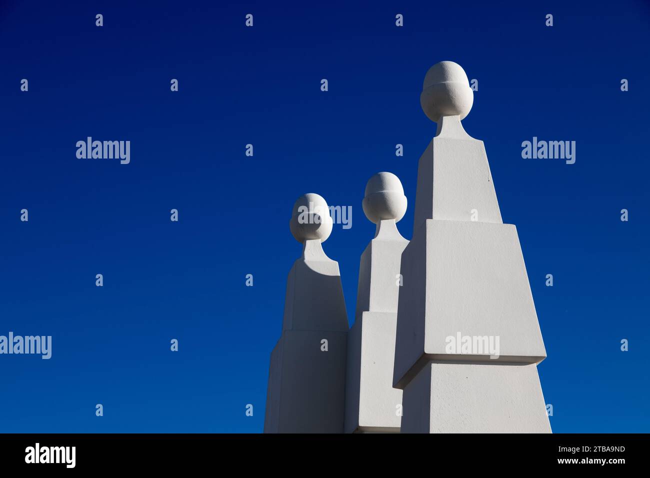 Architektonisches Ornament aus der Balustrade des Riu Hotels in Madrid vor einem blauen Himmel, Spanien Stockfoto