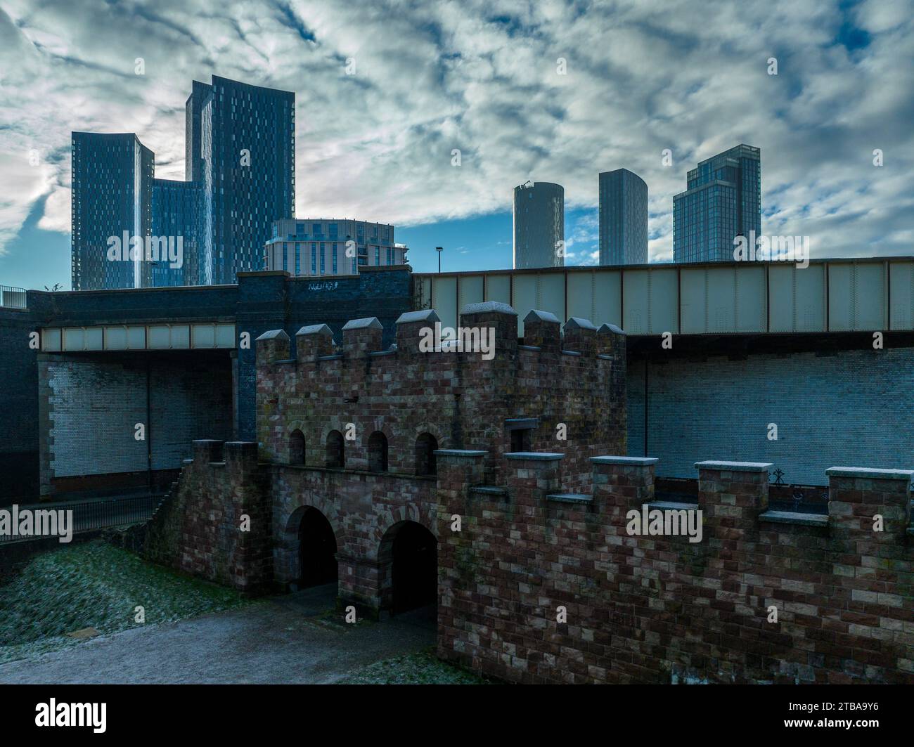 Römische Siedlungsmauer und Skyline von Manchester City Centre 4 Stockfoto