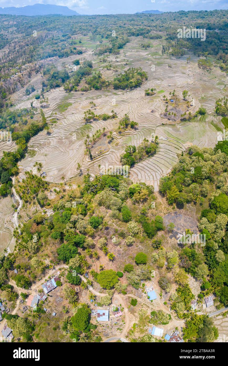 Fünf Bilder wurden für dieses Panorama-Luftbild von landwirtschaftlichem Land kombiniert, das auf den Beginn der Monsunsaison wartete, der Demokratischen Republik Timo Stockfoto
