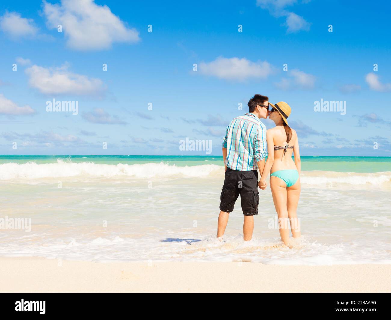 Ein Paar küsst sich am Strand. Stockfoto