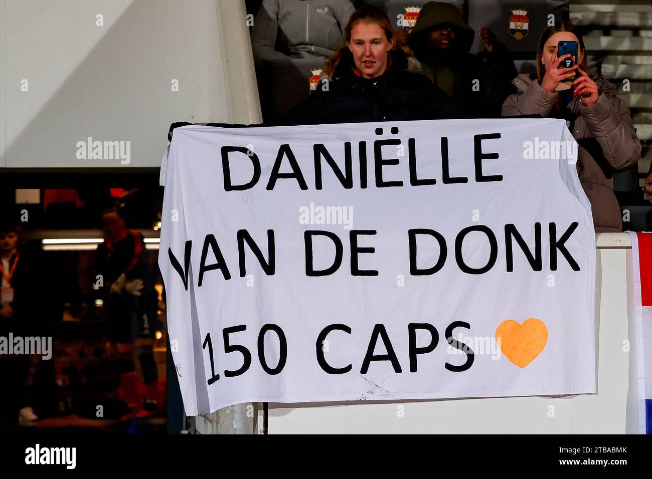 TILBURG, NIEDERLANDE - 5. DEZEMBER: Fans der Niederlande mit Banner beim Spiel der UEFA Womens Nations League der Niederlande und Belgiens in Konin Stockfoto