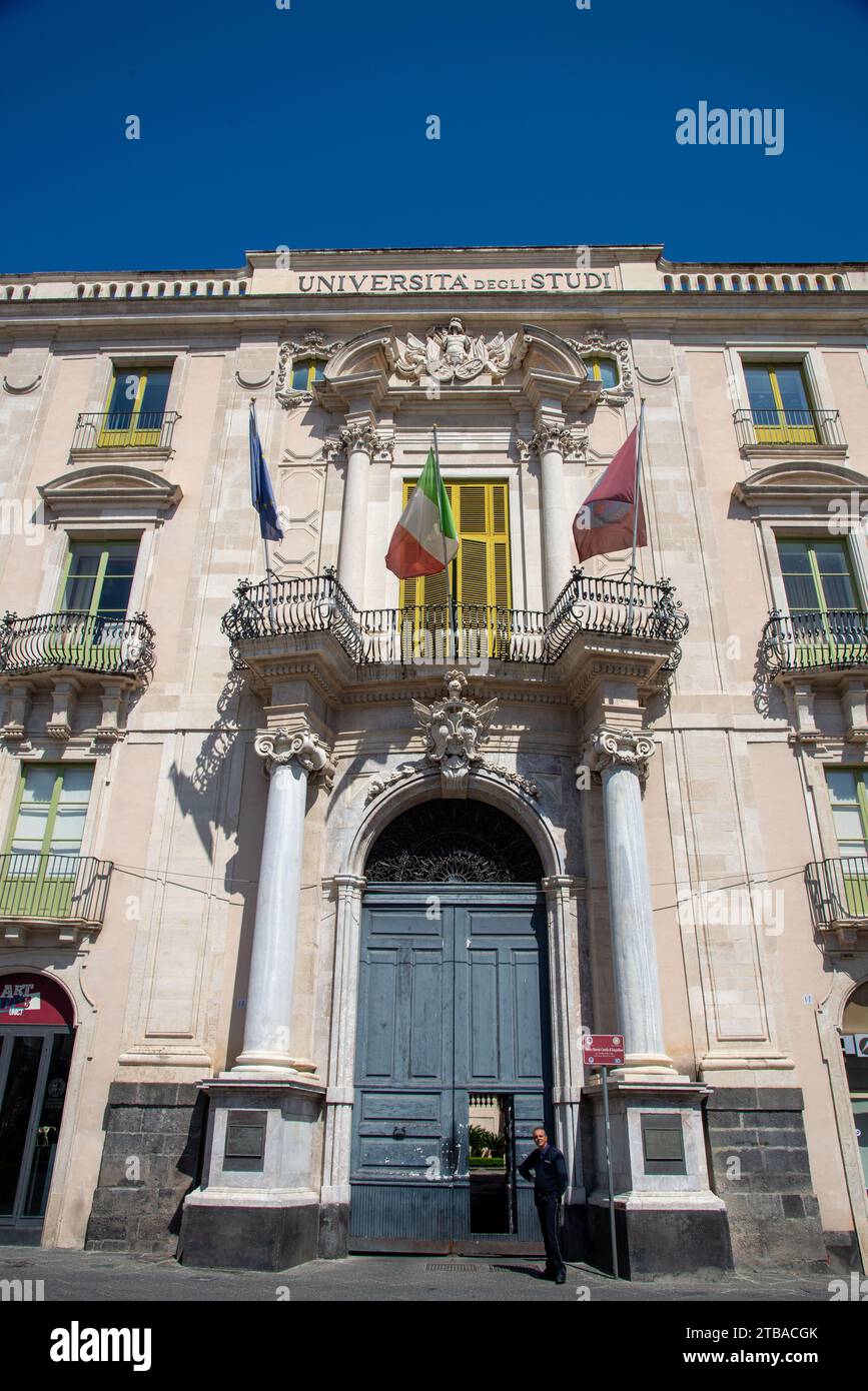 Palazzo San Giuliano auf dem Universitätsplatz in Catania, Sizilien, Italien Stockfoto
