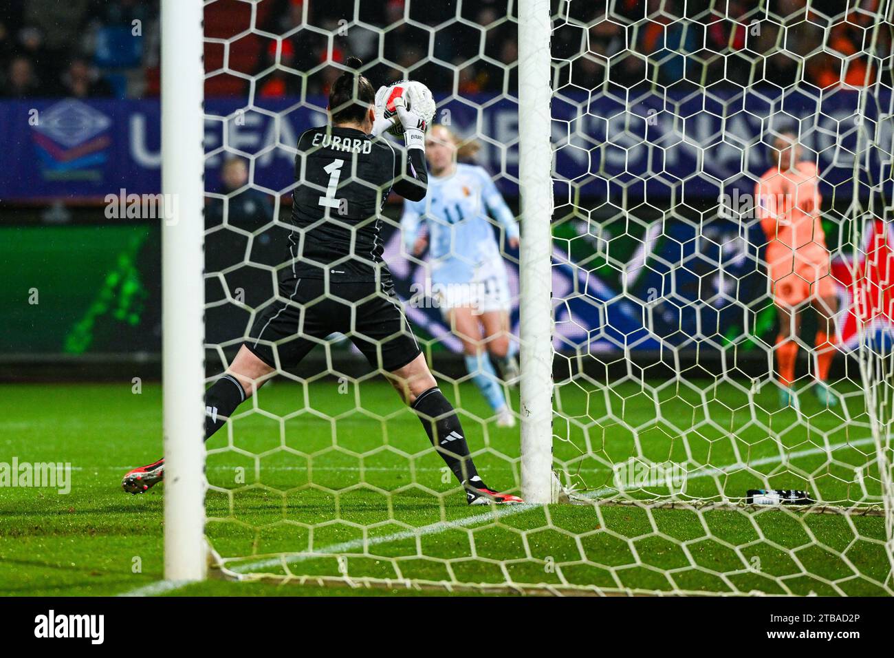 Tilburg, Niederlande. Dezember 2023. Torhüter Nicky Evrard (1) aus Belgien, dargestellt während eines Frauenfußballspiels zwischen den Nationalmannschaften der Niederlande, genannt Oranje Leeuwinnen und Belgien, genannt die Red Flames, am Dienstag, den 5. Dezember 2023 in Tilburg, Niederlande. Quelle: Sportpix/Alamy Live News Stockfoto