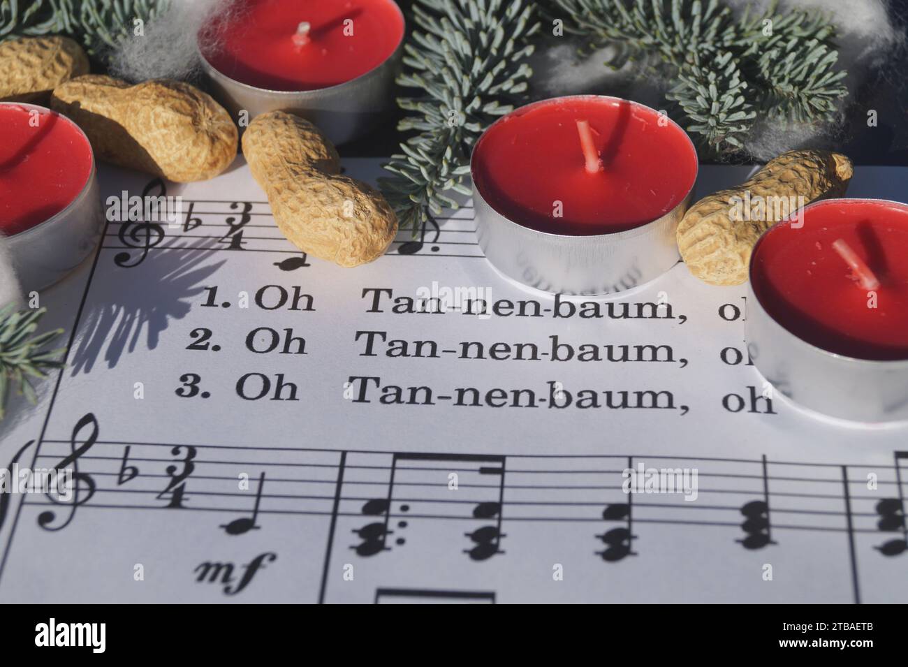 Notenblatt mit dem Weihnachtslied „Oh Tannenbaum“, dekoriert mit