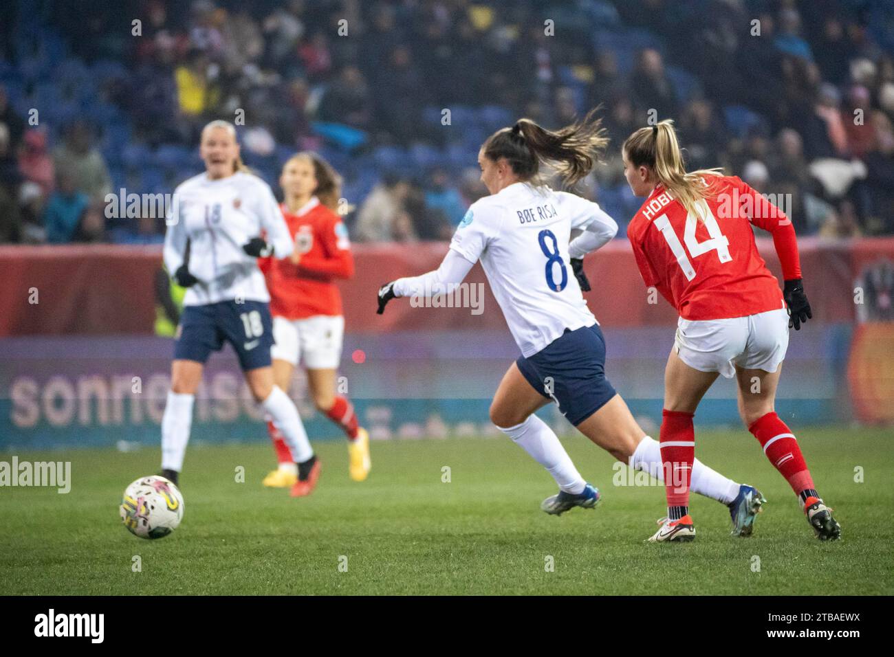 St. Polten, Österreich. Dezember 2023. HOEBINGER (AUT) und RISA (NOR) beim Fußballspiel Österreich - Norwegen UEFA Women’s Nations League 2023/2024 in der Niederoesterreich-/NV-Arena in St. Poelten. Quelle: Andreas Stroh/Alamy Live News Stockfoto