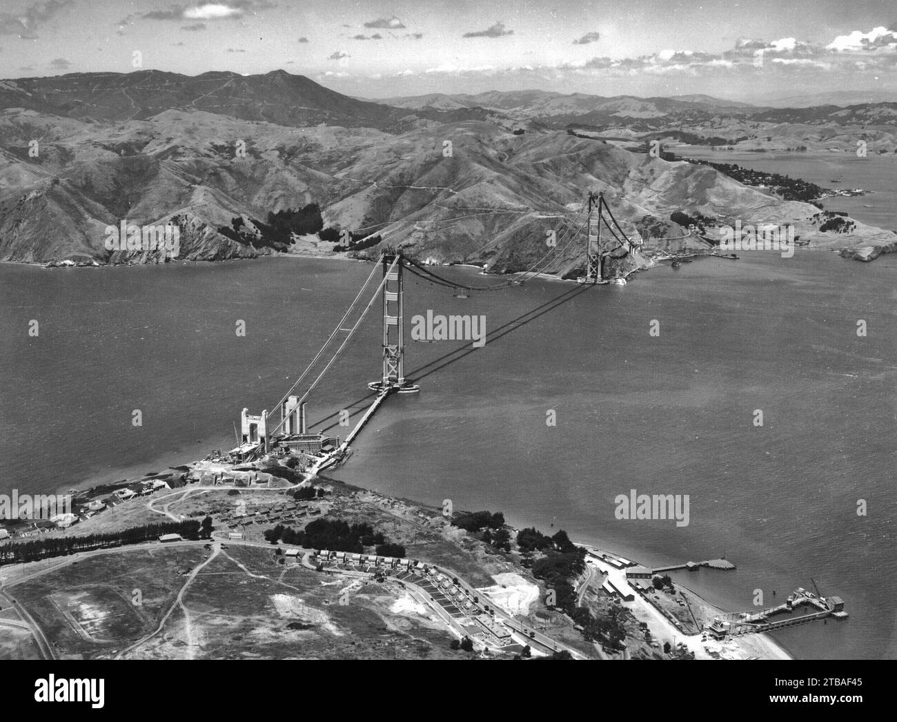 Luftaufnahme der Golden Gate Bridge, die im Mai 1936 in San Francisco, Kalifornien gebaut wird Stockfoto