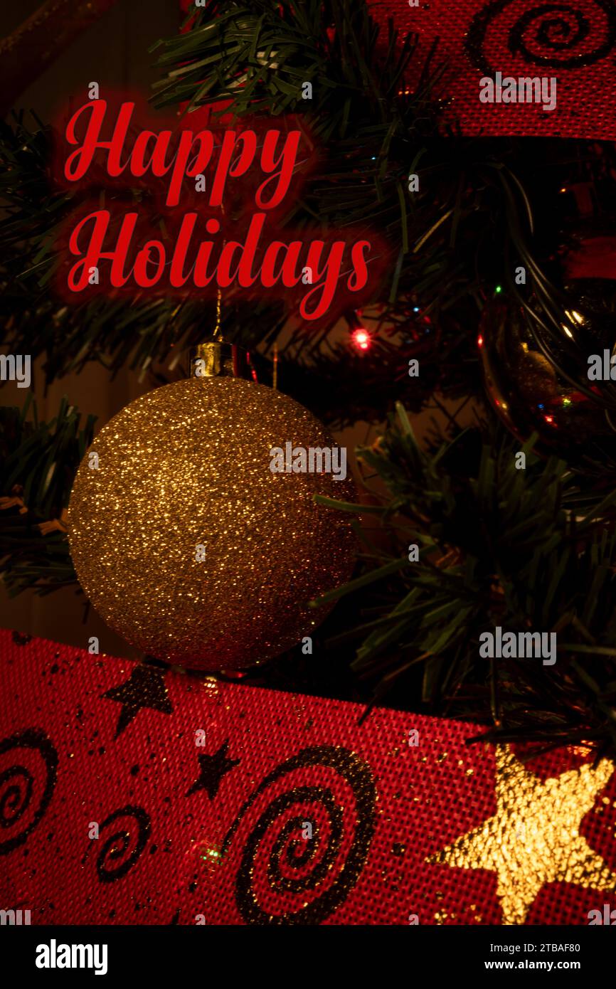 Glückwunschkarte mit Weihnachtsschmuck und Lichtern. Kopierbereich. Stockfoto