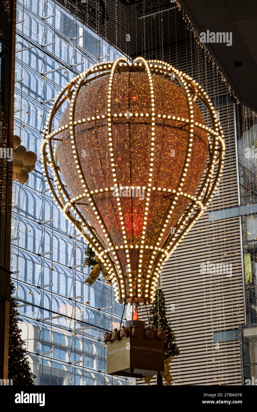 Das Einkaufszentrum Hudson Yards steht während der Weihnachtszeit unter dem Motto „Shine Bright“, New York City, USA 2023 Stockfoto