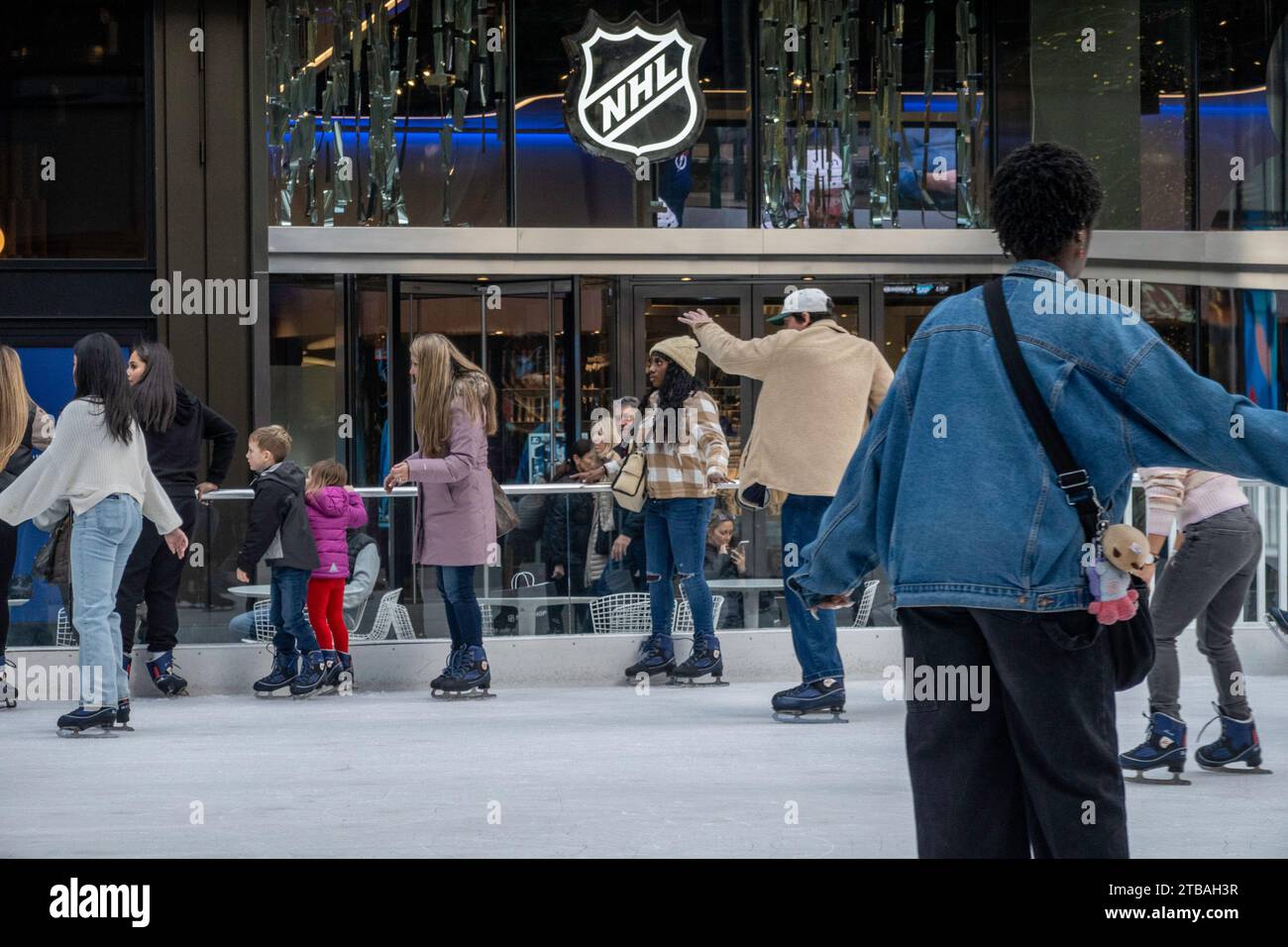 Eine öffentliche Eislaufbahn befindet sich vor dem National Hockey League Store in New York City, USA 2023 Stockfoto