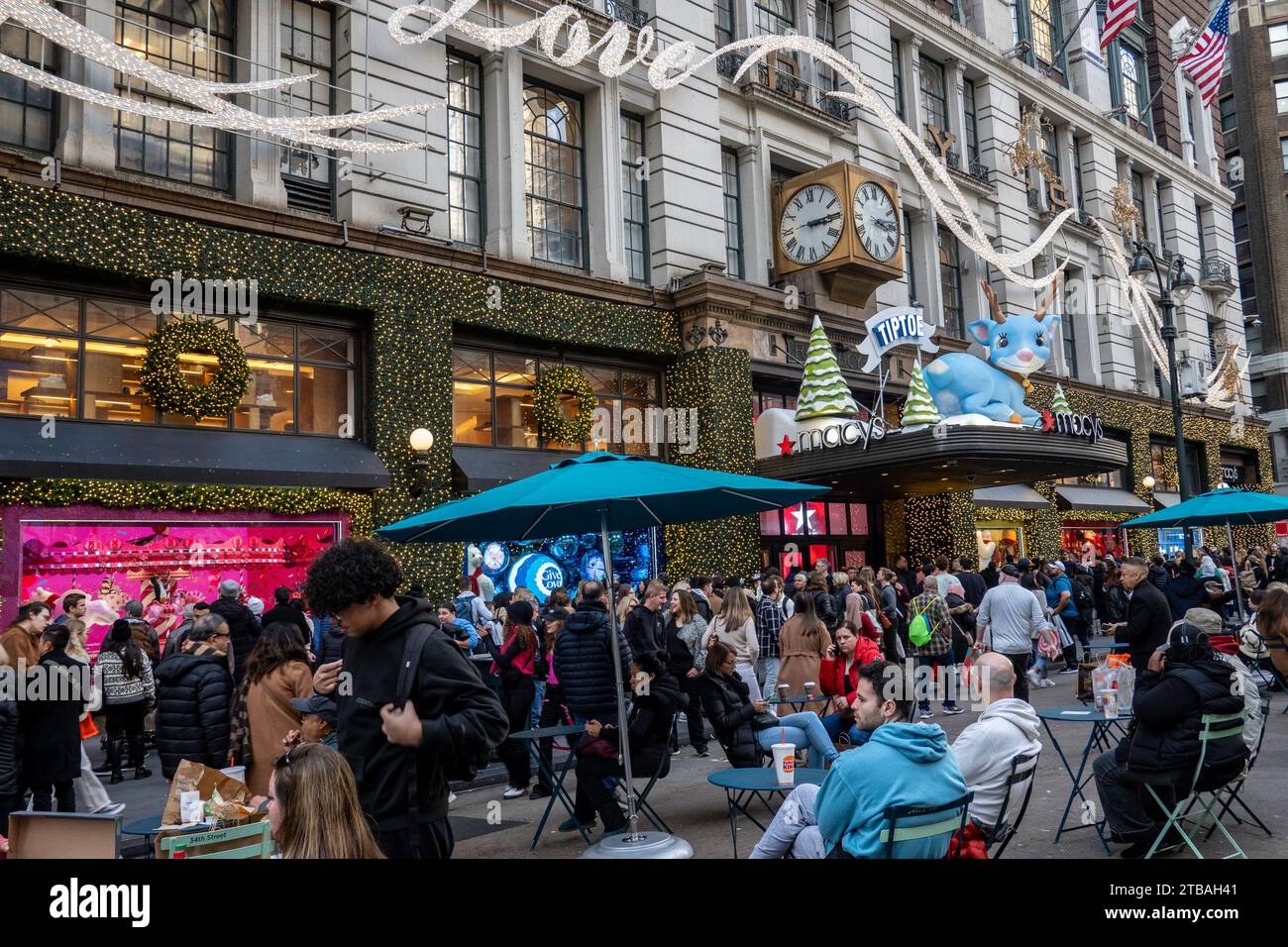 Macy's Urlaubsfenster sind immer ein beliebter Touristenstop am Herald Square, New York City, USA 2023 Stockfoto