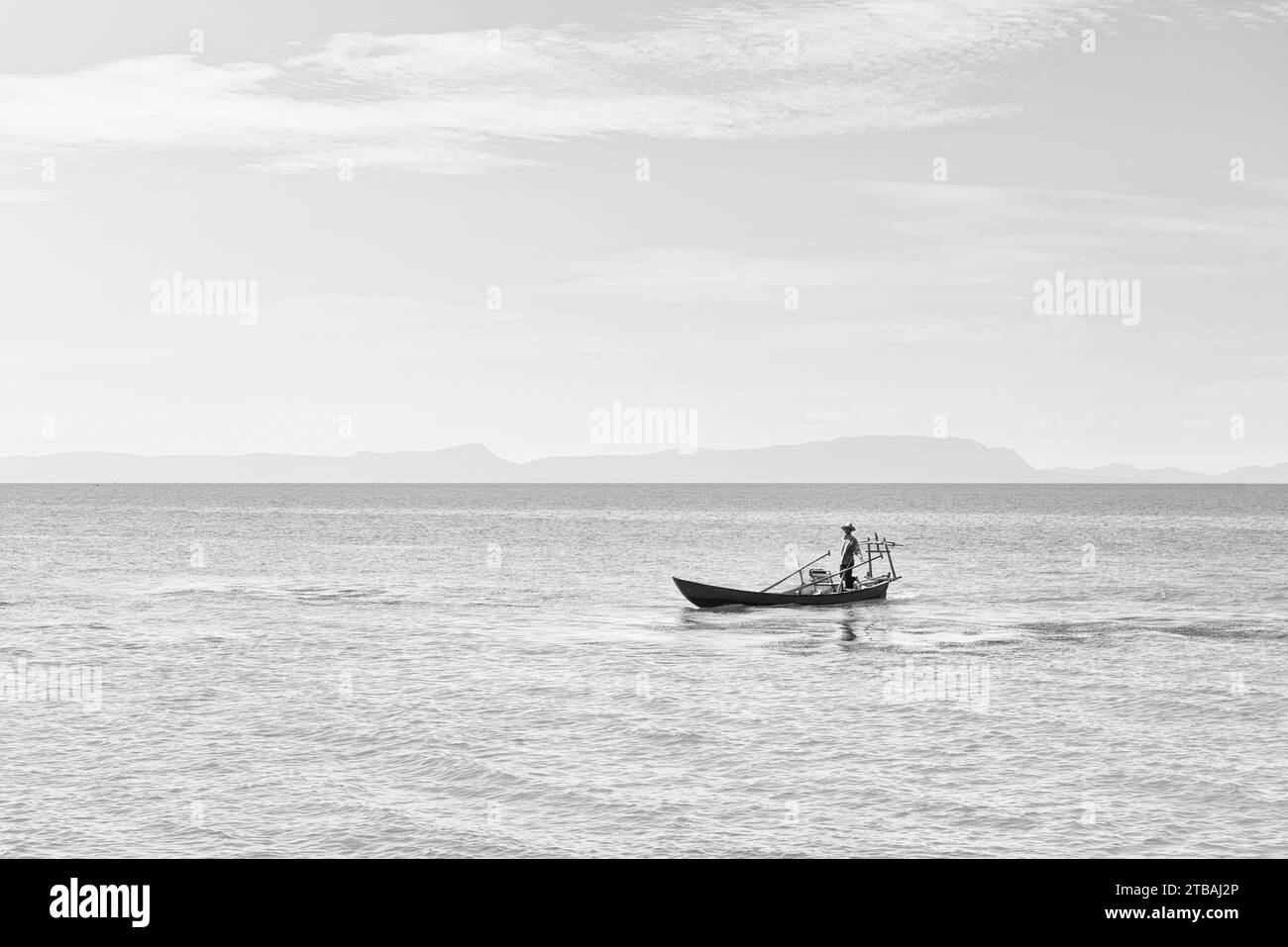 Fischer in seinem Boot in Kep, Kambodscha Stockfoto