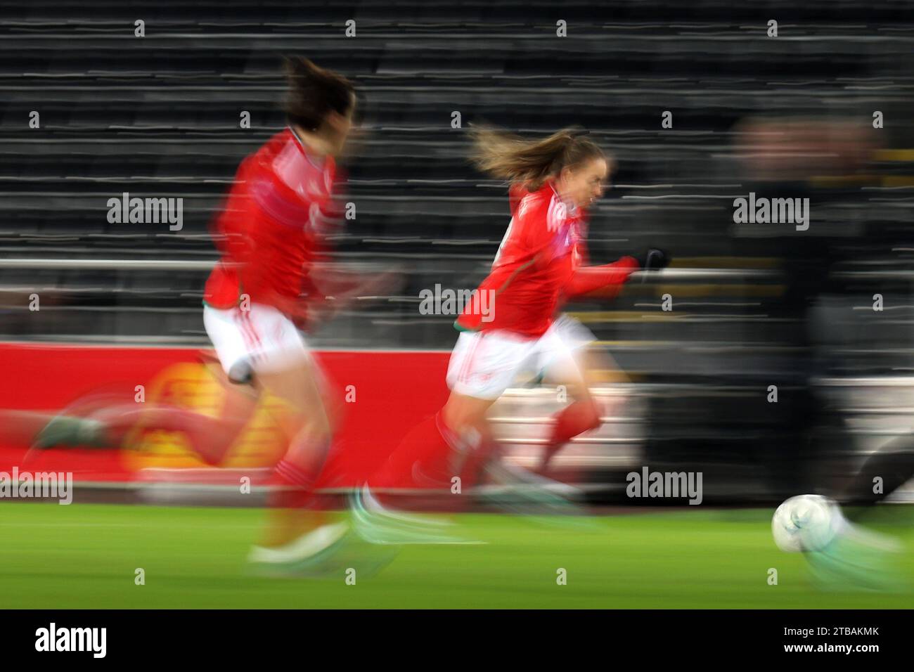 Swansea, Großbritannien. Dezember 2023. Kayleigh Green aus Wales macht eine Pause. Wales Frauen gegen Deutschland Frauen, UEFA Women's Nations League, Spiel der Gruppe C im Stadion Swansea.com, Südwales am Dienstag, den 5. Dezember 2023. Nur redaktionelle Verwendung, Bild von Andrew Orchard/Andrew Orchard Sportfotografie/Alamy Live News Credit: Andrew Orchard Sportfotografie/Alamy Live News Stockfoto