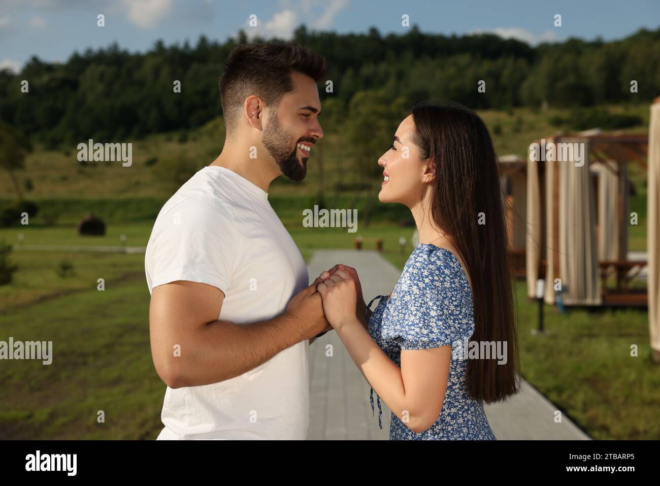 Romantisches Date. Wunderschönes Paar, das Zeit zusammen im Freien verbringt Stockfoto