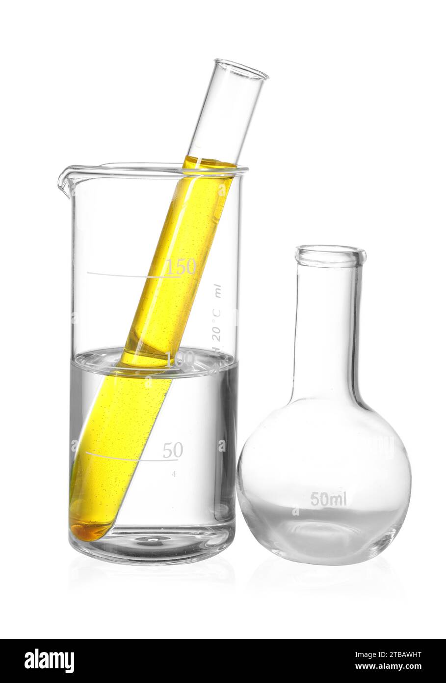 Glaskolben, Becher und Reagenzglas mit Flüssigkeiten, die auf weiß isoliert sind Stockfoto