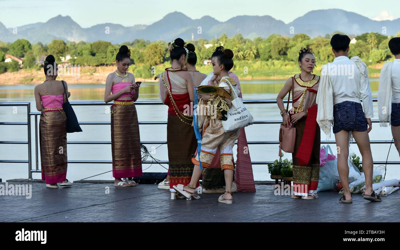 Traditionelle Isaan Morlam-Tänzer in aufwendigen Kostümen; Jugendliche und Studenten, die örtliche Schulen und Hochschulen und Universitäten in Nakhon Phanom, Isaan, Thailand, Südostasien besuchen, treten am Abend des 5. Dezember 2023 in einem Konzert auf, um ihre musikalischen und tänzerischen Fähigkeiten zu zeigen. Der Veranstaltungsort war draußen am Fluss und es war für jeden kostenlos, bei der milden Temperatur teilzunehmen. Stockfoto