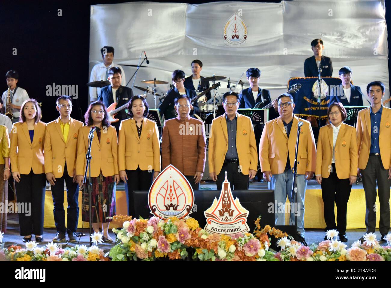 Jugendliche und Studenten, die örtliche Schulen und Hochschulen und Universitäten in Nakhon Phanom, Isaan, Thailand, Südostasien besuchen, treten am Abend des 5. Dezember 2023 in einem Konzert auf, um ihre musikalischen und tänzerischen Fähigkeiten zu zeigen. Der Veranstaltungsort war draußen am Fluss und es war für jeden kostenlos, bei der milden Temperatur teilzunehmen. Hier treten Lehrer, Mitarbeiter, Tutoren auf. Stockfoto