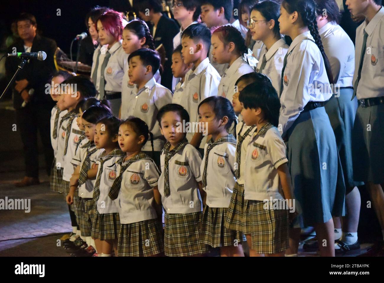 Jugendliche und Studenten, die örtliche Schulen und Hochschulen und Universitäten in Nakhon Phanom, Isaan, Thailand, Südostasien besuchen, treten am Abend des 5. Dezember 2023 in einem Konzert auf, um ihre musikalischen und tänzerischen Fähigkeiten zu zeigen. Der Veranstaltungsort war draußen am Fluss und es war für jeden kostenlos, bei der milden Temperatur teilzunehmen. Stockfoto