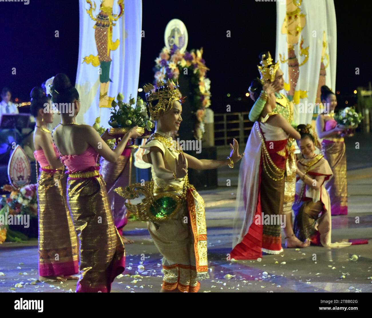 Traditionelle Isaan Morlam-Tänzer in aufwendigen Kostümen; Jugendliche und Studenten, die örtliche Schulen und Hochschulen und Universitäten in Nakhon Phanom, Isaan, Thailand, Südostasien besuchen, treten am Abend des 5. Dezember 2023 in einem Konzert auf, um ihre musikalischen und tänzerischen Fähigkeiten zu zeigen. Der Veranstaltungsort war draußen am Fluss und es war für jeden kostenlos, bei der milden Temperatur teilzunehmen. Stockfoto