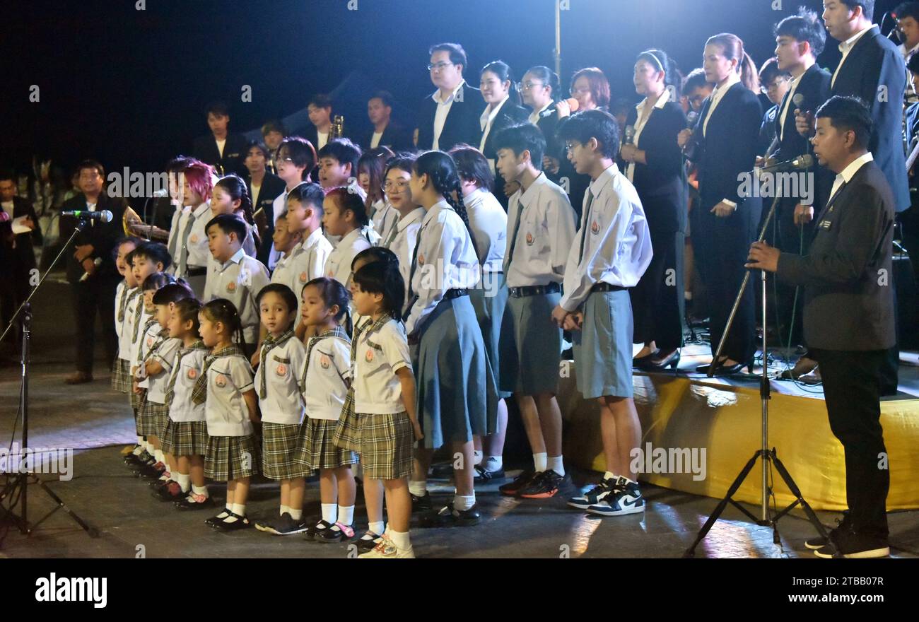 Jugendliche und Studenten, die örtliche Schulen und Hochschulen und Universitäten in Nakhon Phanom, Isaan, Thailand, Südostasien besuchen, treten am Abend des 5. Dezember 2023 in einem Konzert auf, um ihre musikalischen und tänzerischen Fähigkeiten zu zeigen. Der Veranstaltungsort war draußen am Fluss und es war für jeden kostenlos, bei der milden Temperatur teilzunehmen. Stockfoto