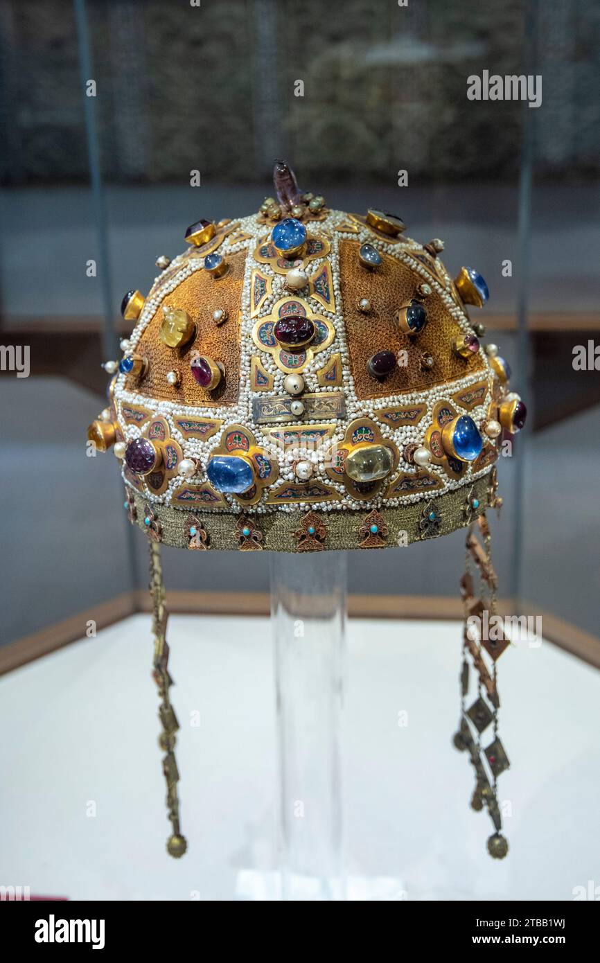 Die alte mittelalterliche Krone wird ausgestellt Stockfoto