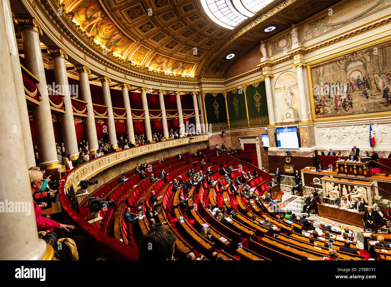 Paris, Frankreich. Dezember 2023. Allgemeine Ansicht der Nationalversammlung während der Sitzung der Fragen an die Regierung. Eine wöchentliche Sitzung mit Fragen an die französische Regierung in der Nationalversammlung im Palais Bourbon in Paris. (Foto: Telmo Pinto/SOPA Images/SIPA USA) Credit: SIPA USA/Alamy Live News Stockfoto