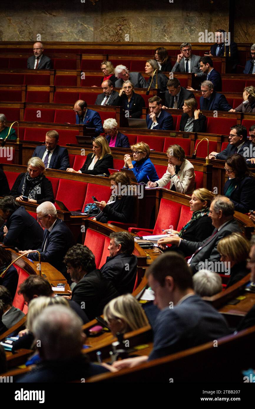 Paris, Frankreich. Dezember 2023. Allgemeine Ansicht der Nationalversammlung während der Sitzung der Fragen an die Regierung. Eine wöchentliche Sitzung mit Fragen an die französische Regierung in der Nationalversammlung im Palais Bourbon in Paris. (Foto: Telmo Pinto/SOPA Images/SIPA USA) Credit: SIPA USA/Alamy Live News Stockfoto
