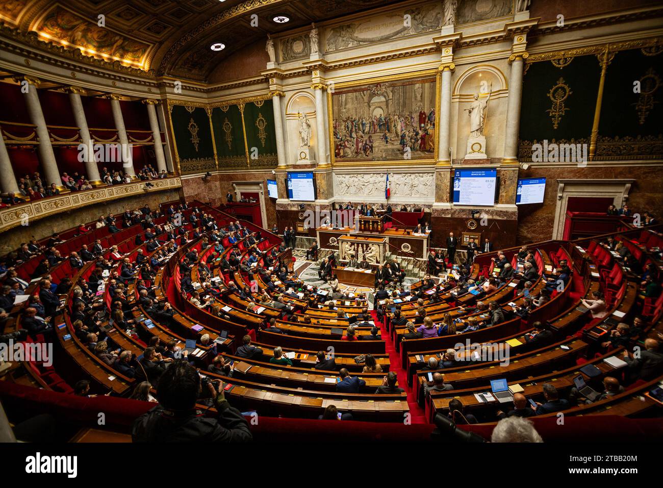 Paris, Frankreich. Dezember 2023. Allgemeine Ansicht der Nationalversammlung während der Sitzung der Fragen an die Regierung. Eine wöchentliche Sitzung mit Fragen an die französische Regierung in der Nationalversammlung im Palais Bourbon in Paris. (Foto: Telmo Pinto/SOPA Images/SIPA USA) Credit: SIPA USA/Alamy Live News Stockfoto