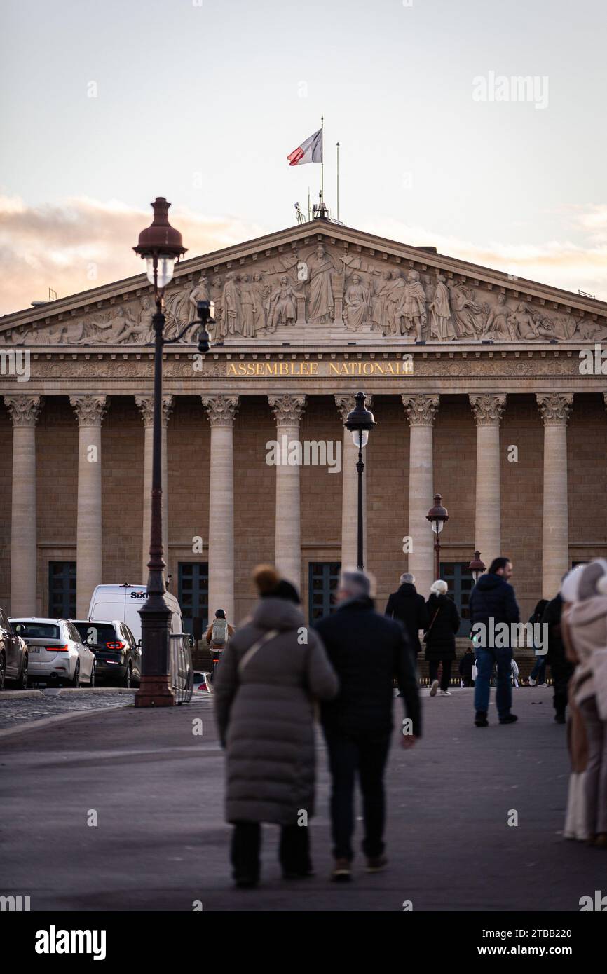 Paris, Frankreich. Dezember 2023. Blick auf die Fassade des Palais Bourbon in Paris. Eine wöchentliche Sitzung mit Fragen an die französische Regierung in der Nationalversammlung im Palais Bourbon in Paris. Quelle: SOPA Images Limited/Alamy Live News Stockfoto