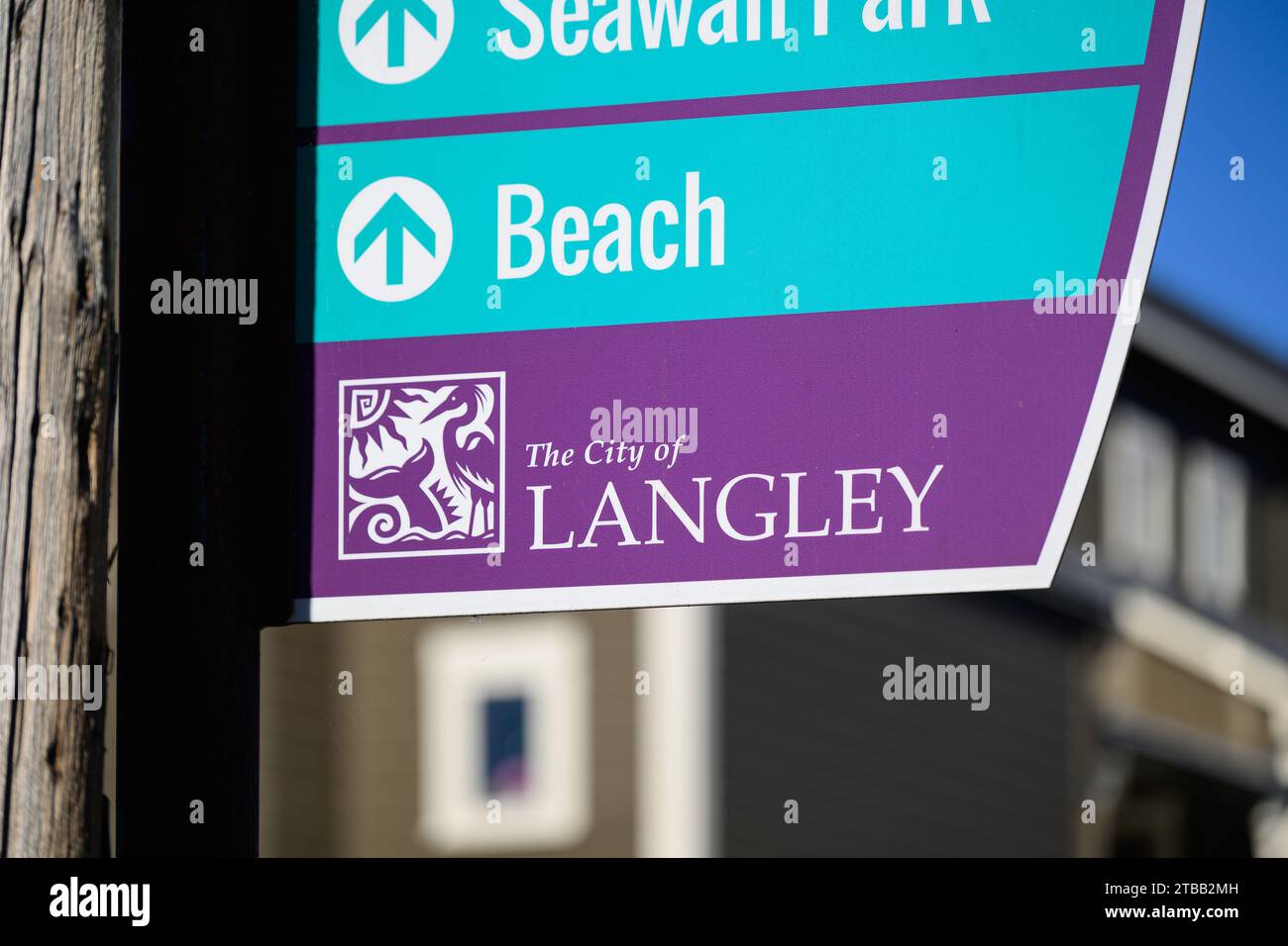 Langley, WA, USA - 14. November 2023; Beschreibung des Schildes in der Stadt Langley im Süden von Whidbey Island mit Wegbeschreibung Stockfoto