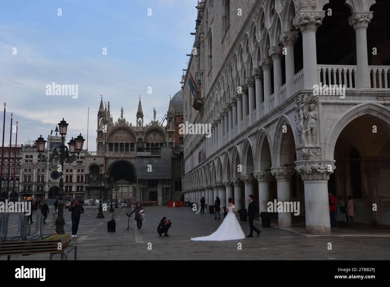 Zwei Hochzeitsfeiern machen Fotos vor dem Dogenpalast Palazzo Ducale Venedig Italien Stockfoto
