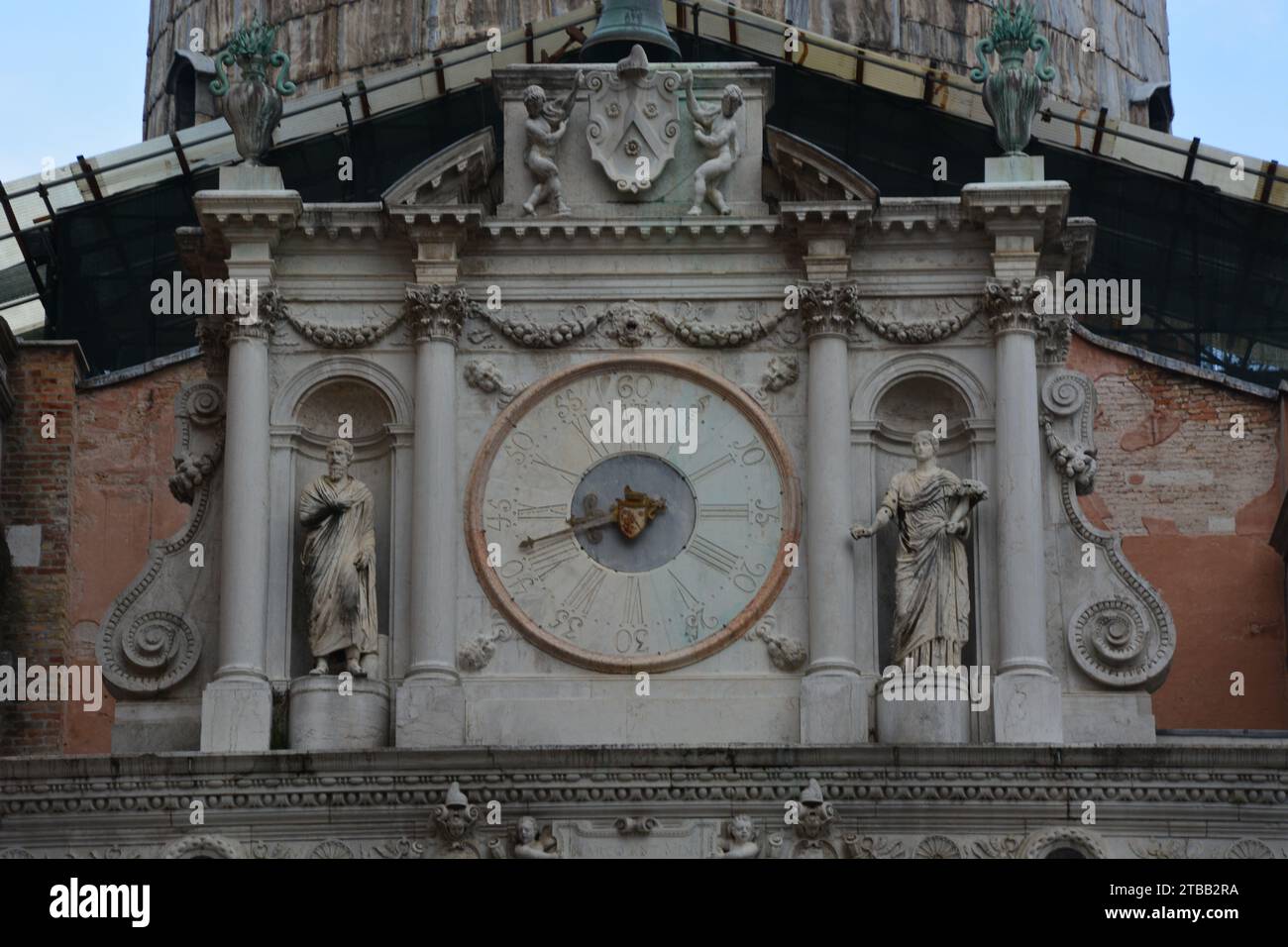 Große Uhr im Innenhof des Dogenpalastes in Venedig Italien Stockfoto