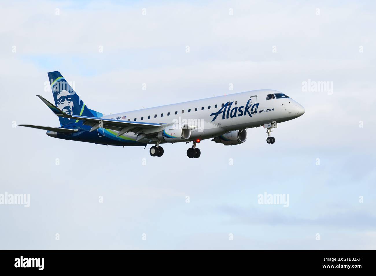 Everett, WA, USA – 13. November 2023; Embraer ERJ-175 Jet, betrieben von Alaska Airlines Horizon bei Endanflug Stockfoto
