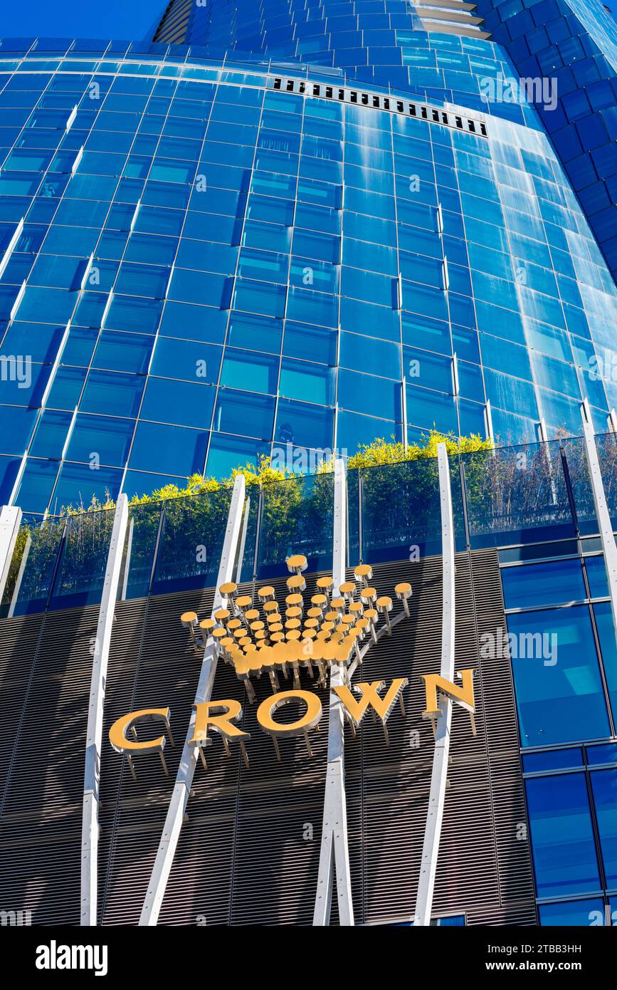 Blick auf die geschwungene Glasfassade und das Logo des Crown Sydney Hotel and Casino at North Barangaroo in Sydney, Australien Stockfoto