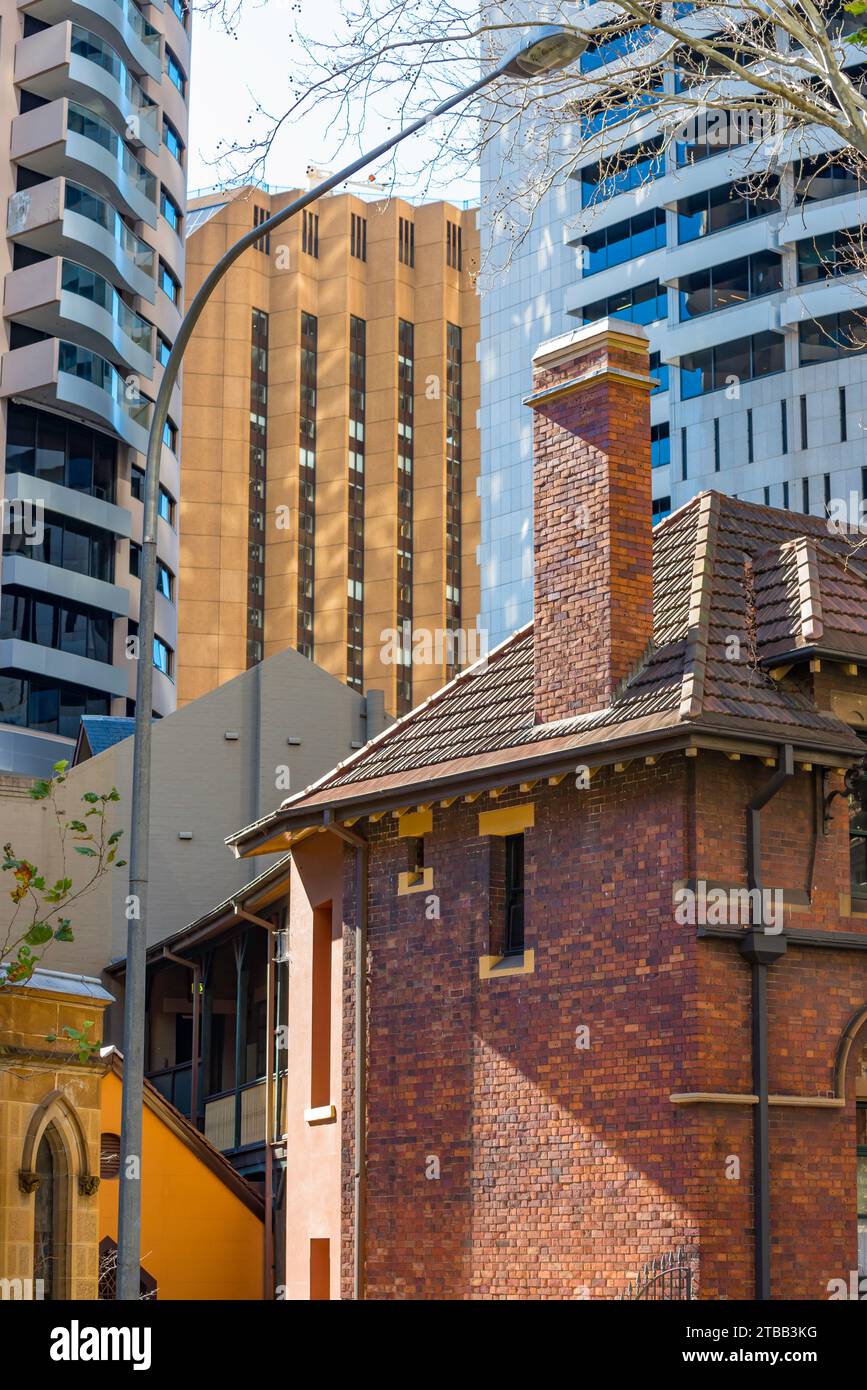 Architekturschichten in Sydney mit dem Federation St Patricks Building, dem grauen Grosvenor Place Tower aus dem Jahr 1988 und dem Four Seasons Hotel aus dem Jahr 1982. Stockfoto