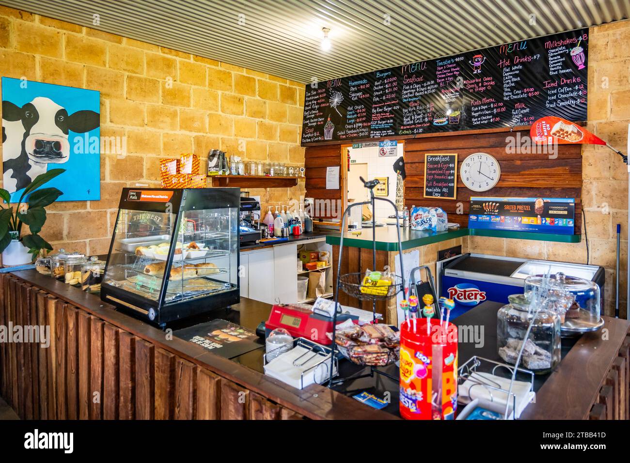 Service-Schalter in einem kleinen Café. Westaustralien. Stockfoto