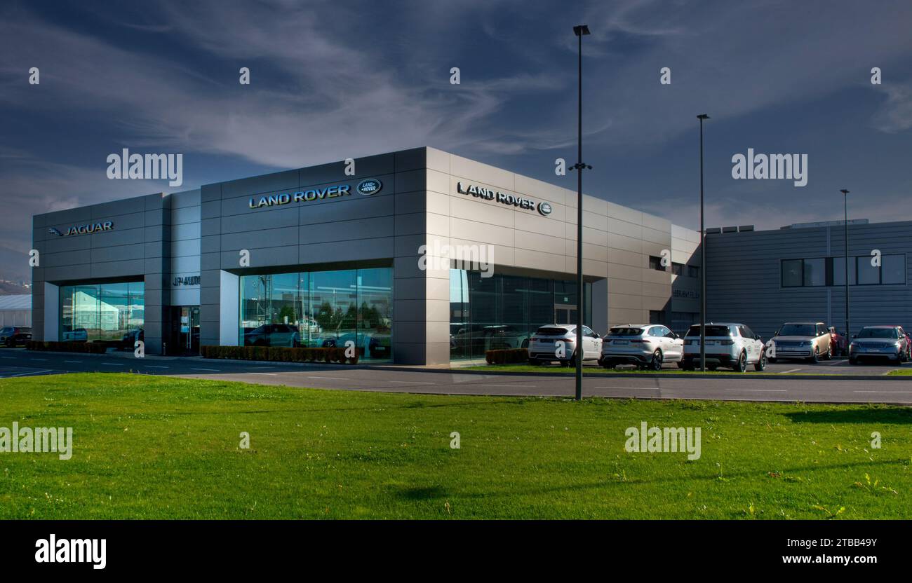 Nitra, Slowakei - 13. November 2022: Jaguar, Land Rover Ausstellungsraum. Jaguar Land Rover ist ein multinationaler britischer Automobilhersteller. Stockfoto