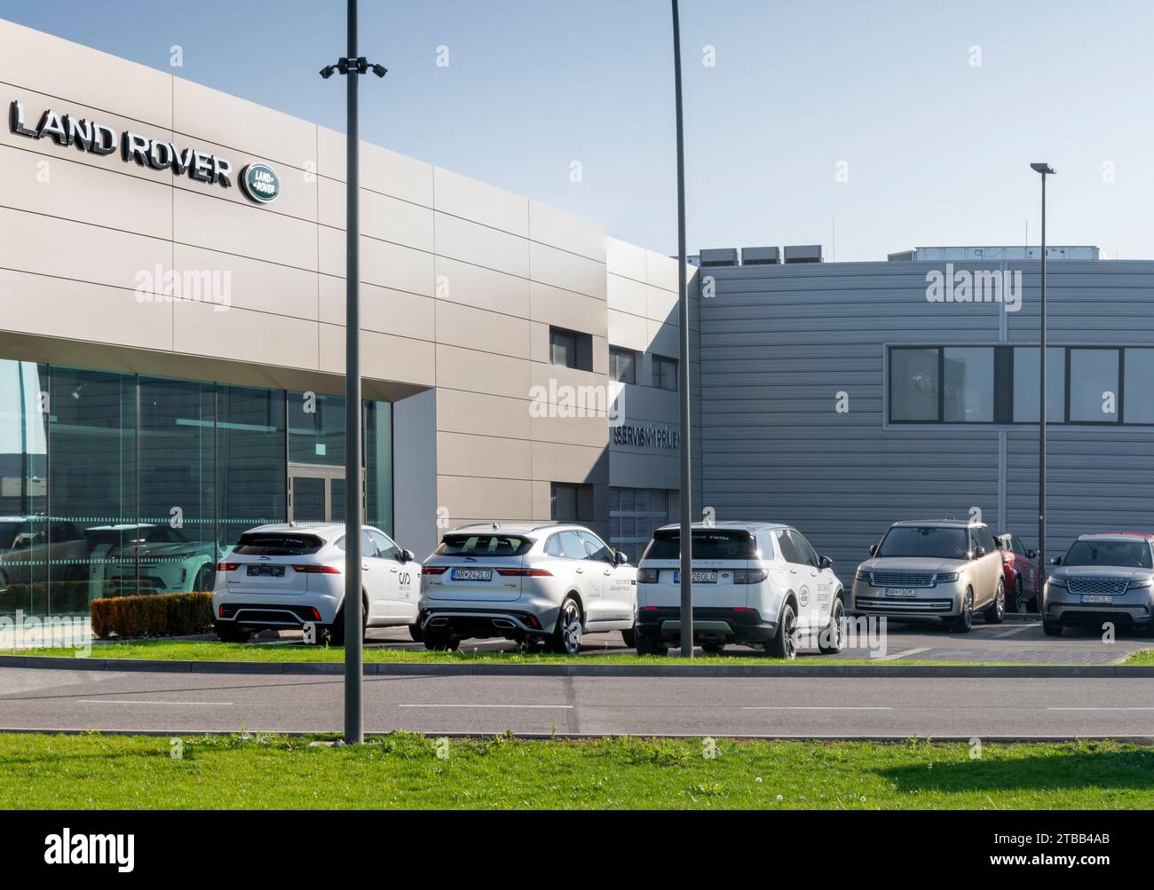 Nitra, Slowakei - 13. November 2022: Jaguar, Land Rover Ausstellungsraum. Jaguar Land Rover ist ein multinationaler britischer Automobilhersteller. Stockfoto