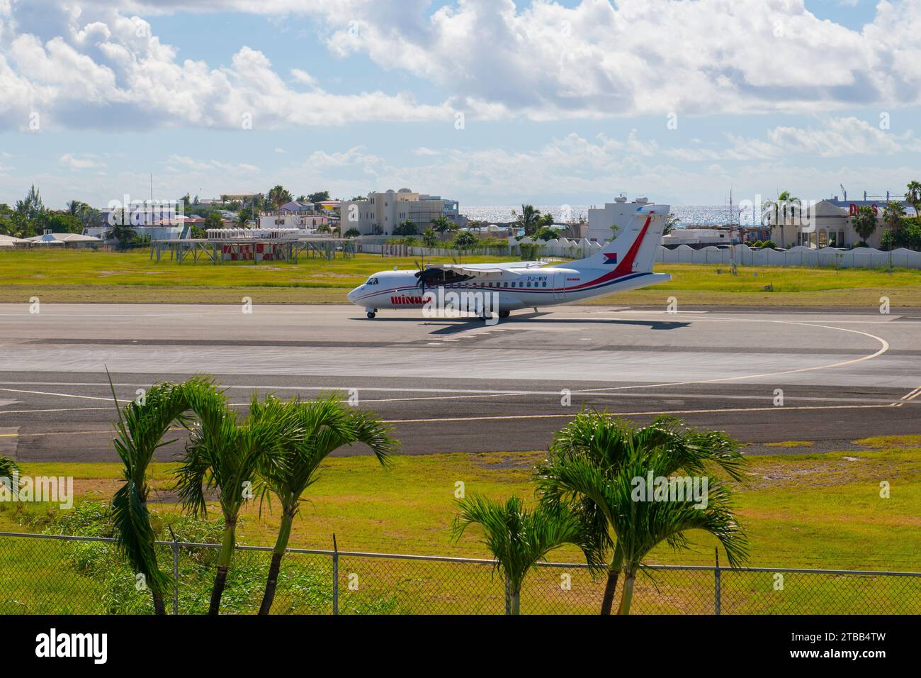 Winair (Windward Islands Airways) 42 ATR Start auf dem Princess Juliana International Airport SXM in der Nähe von Maho Beach auf Sint Maarten, niederländische Karibik. Stockfoto