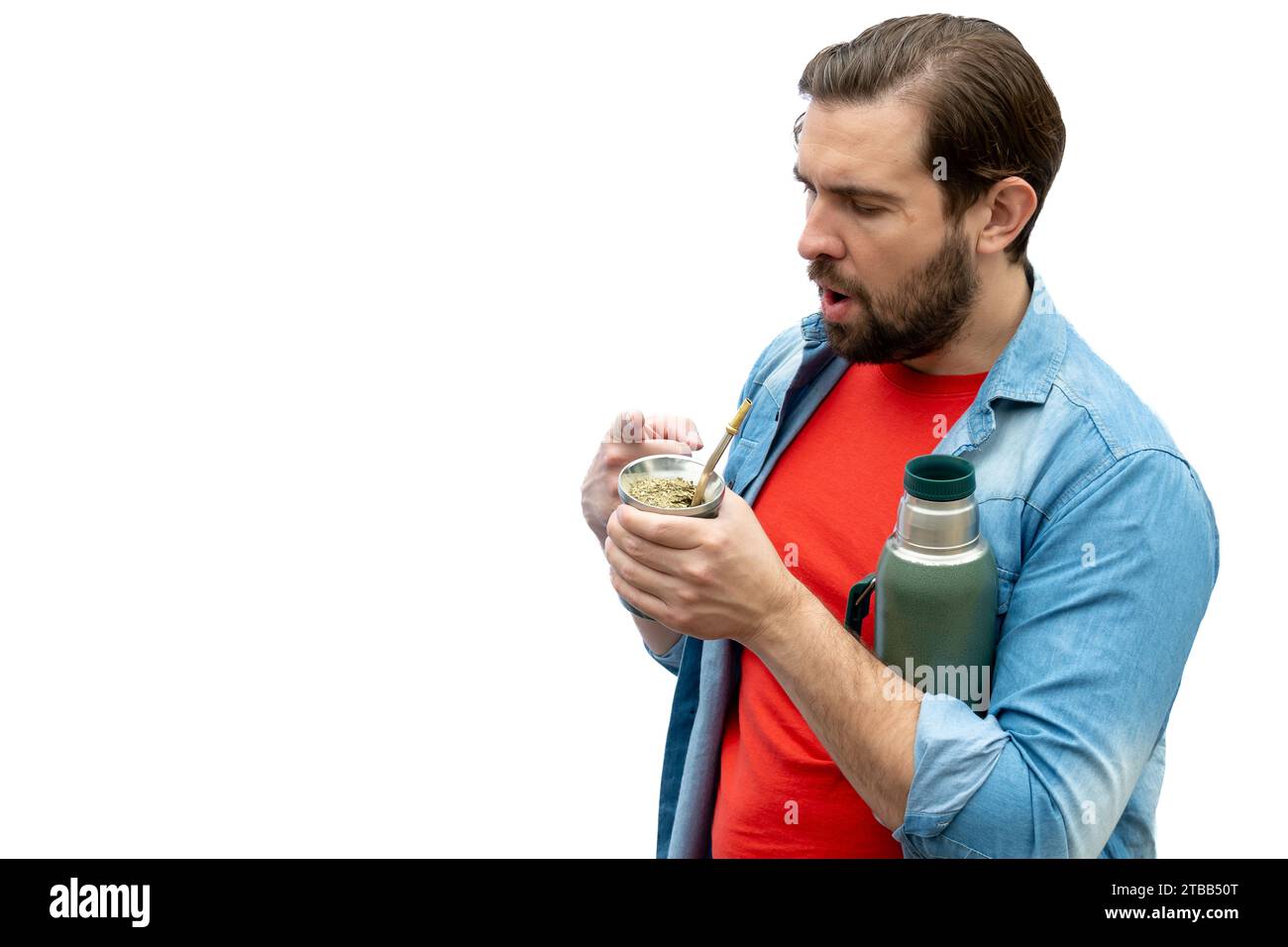Lateinischer Mann trinkt mit Thermos und Mate in der Hand. Stockfoto