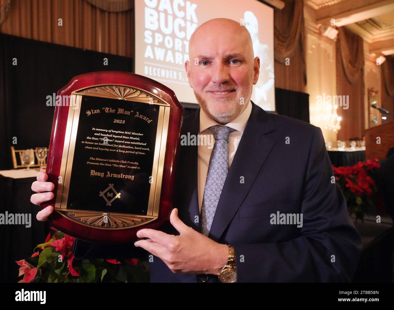 St. Louis, Usa. Dezember 2023. St. Louis Blues General Manager Doug Armstrong überreicht ihm seinen Stan 'The man' Award, den ihm der Missouri Athletic Club während des Jack Buck Awards Dinners in St. verliehen hat Louis am Dienstag, 5. Dezember 2023. Armstrong ist der 23. GM in der Geschichte der National Hockey League, der 1000 Spiele mit einem einzigen Franchise absolviert, und ist derzeit der am längsten bekleidete GM in der NHL. Foto: Bill Greenblatt/UPI Credit: UPI/Alamy Live News Stockfoto