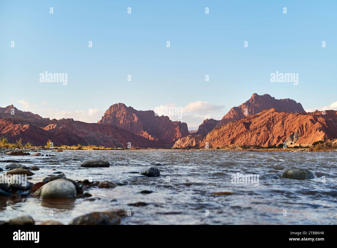 Fluss, der bei Sonnenuntergang in Xinjiang, China, aus dem geheimnisvollen Grand Canyon von Tianshan fließt Stockfoto