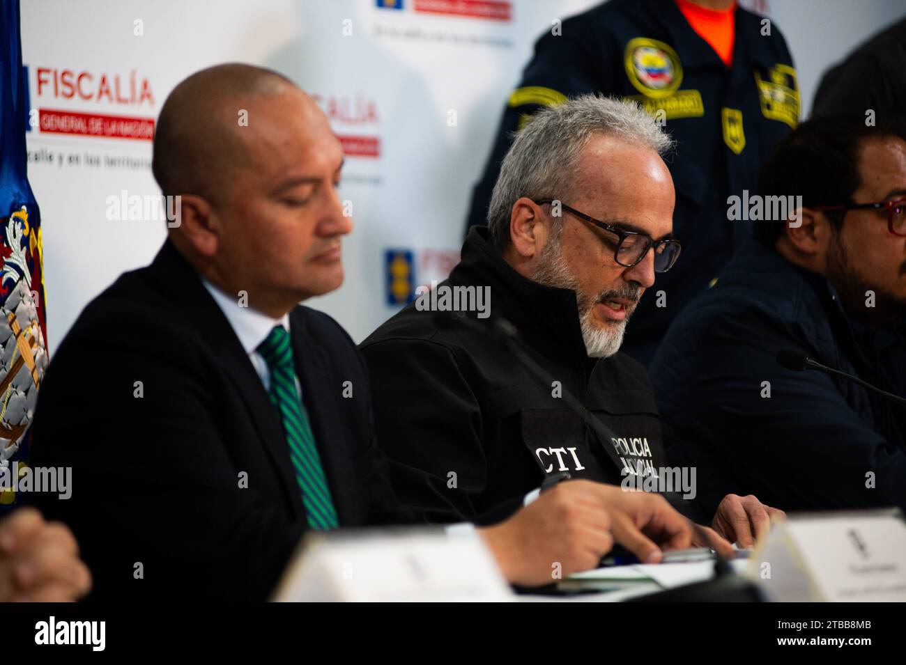 Bogota, Kolumbien. Dezember 2023. Ricardo Romero (L), Leiter der technischen Untersuchung der Staatsanwaltschaft Alberto Acevedo (R) während einer Pressekonferenz über die Festnahme von 19 Zivilisten und 5 Mitgliedern der kolumbianischen Marine wegen Migrationshandels nach zentralamerika am 5. dezember 2023 in Bogota, Kolumbien. Foto: Sebastian Barros/Long Visual Press Credit: Long Visual Press/Alamy Live News Stockfoto