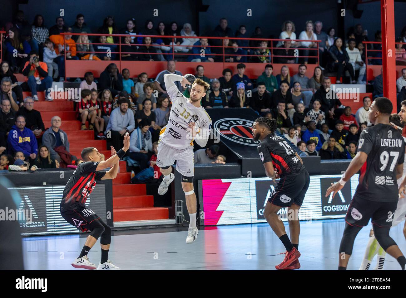 (C) Denis TRASFI / MAXPPP - à Ivry sur seine au Stade Auguste-Delaune le 24-11-2023 - Handball Liqui Moly Starligue / Union Sportive d'Ivry Handball V Stockfoto