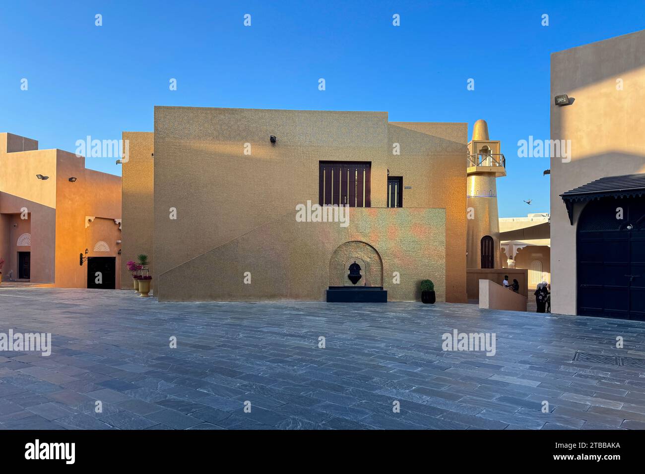 Außenfassade und Minarett der Goldenen Moschee von Katara, effektiv mit Gold bedeckt Stockfoto